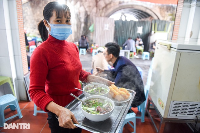 The most salty pho restaurant in Hanoi, the price is 80,000 VND/bowl, still full of customers - 7