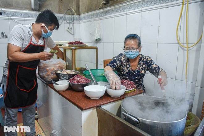 Quán phở mặn nhất Hà Nội, giá chát 80.000 đồng/bát vẫn nườm nượp khách - 2