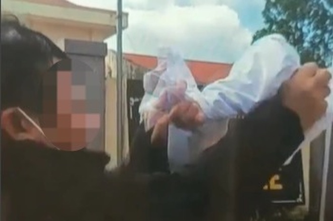 Nhân viên trạm y tế xã livestream cảnh xé áo blouse vứt trước cổng cơ quan - 1