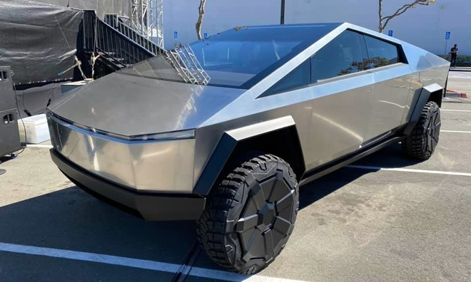 Xe Cybertruck trong tương lai sẽ có thêm phiên bản 4 động cơ và khả năng… chạy ngang như cua? (Ảnh: Tesla).