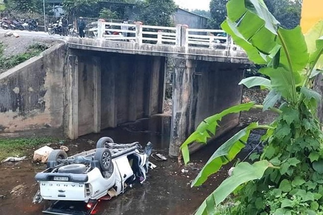 Xe bán tải lao khỏi cầu rồi lật ngửa, 2 người tử vong - 1 Xe bán tải lao khỏi cầu rồi lật ngửa, 2 người tử vong - 1