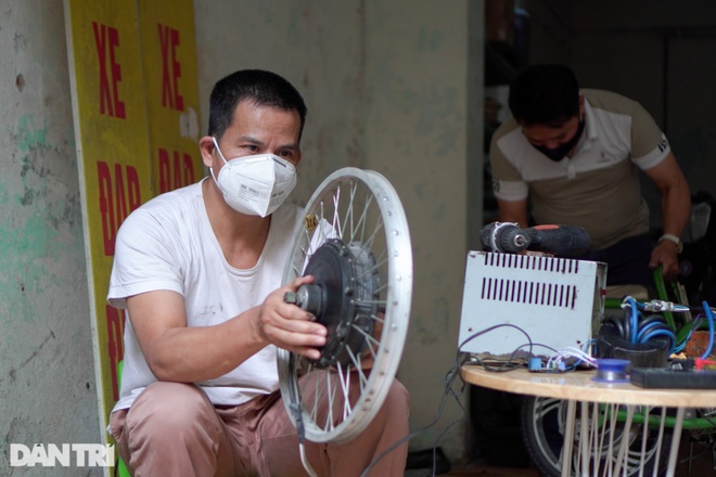 Thợ Hà Nội độ xe máy lai chạy điện với giá 5 triệu đồng - 6