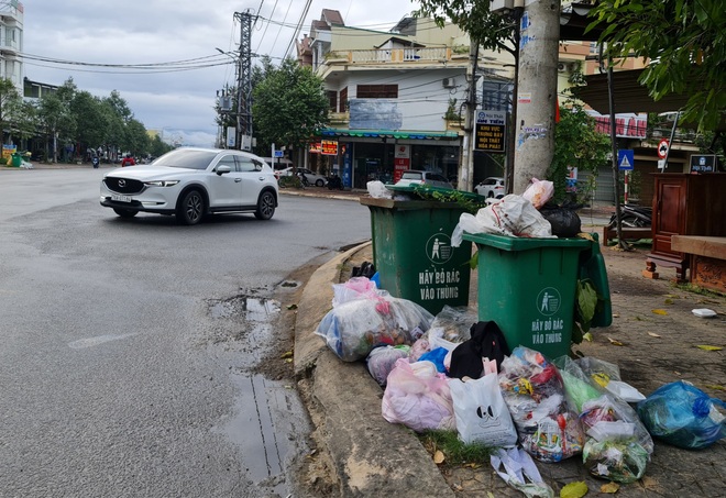 Một hộ dân quyết chặn lối xe thu gom vào bãi, rác thải toàn thành phố ùn ứ - 3 Một hộ dân quyết chặn lối xe thu gom vào bãi, rác thải toàn thành phố ùn ứ - 3
