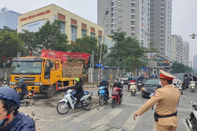 Sau cú va chạm, BMW nát đầu, xe tải húc đổ tường trường tiểu học - 2 Sau cú va chạm, BMW nát đầu, xe tải húc đổ tường trường tiểu học - 2
