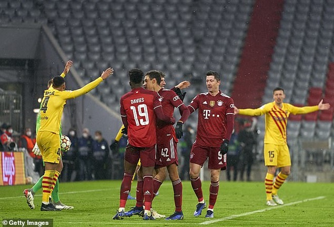 Thua đậm Bayern Munich, Barcelona bị loại ở vòng bảng Champions League - 5
