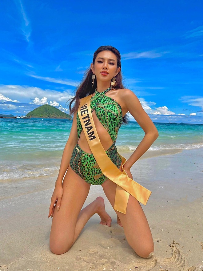 Hoa hậu Thùy Tiên tiếp tục chinh phục fan với thiết kế cắt xẻ hiểm hóc - 14