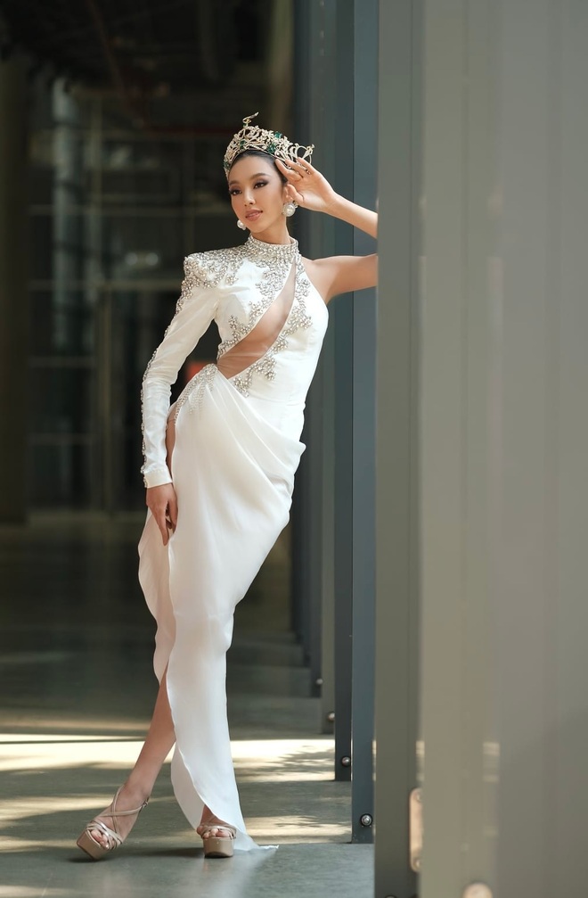 Hoa hậu Thùy Tiên tiếp tục chinh phục fan với thiết kế cắt xẻ hiểm hóc - 2