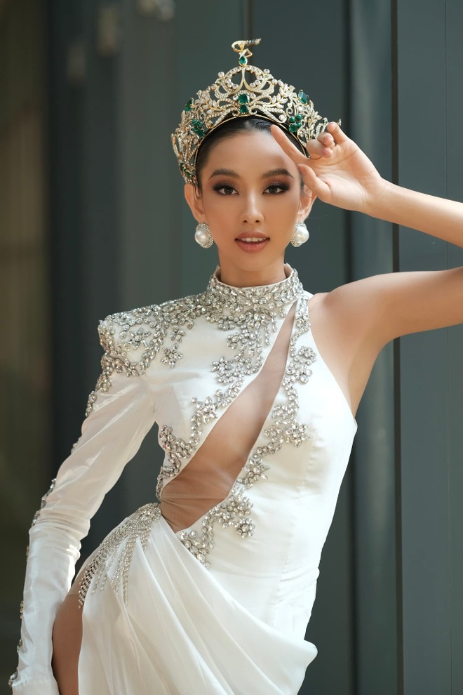 Hoa hậu Thùy Tiên tiếp tục chinh phục fan với thiết kế cắt xẻ hiểm hóc - 1