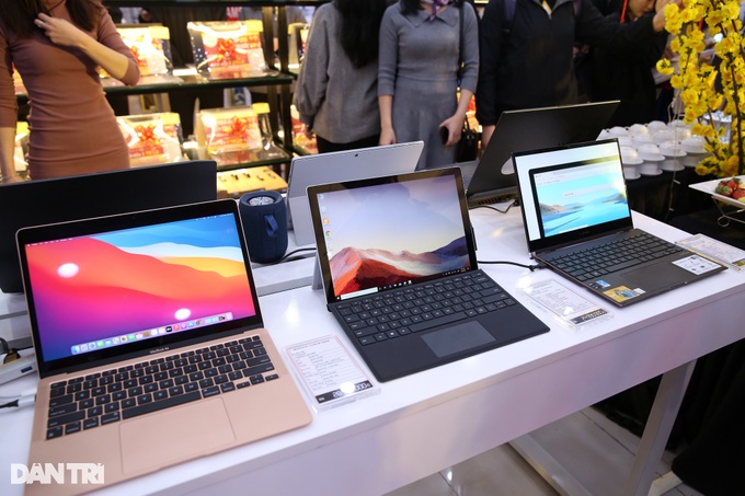 Smartphone, laptop giảm giá tiền triệu ngày 12/12 - 2