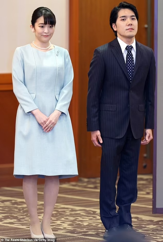 Cựu công chúa Nhật gây sốt khi nắm chặt tay chồng giữa muôn vàn khó khăn - 3