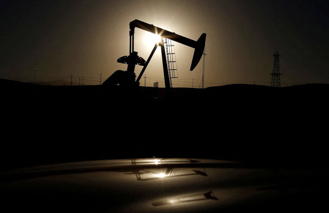 Giá dầu giảm mạnh, tụt mốc 80 USD/thùng - 1