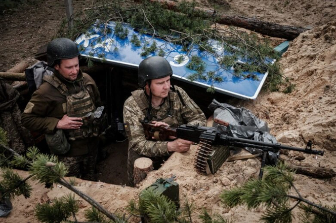 Nga rút quân khỏi thành phố chiến lược, Ukraine siết vòng vây ở miền Đông - 1