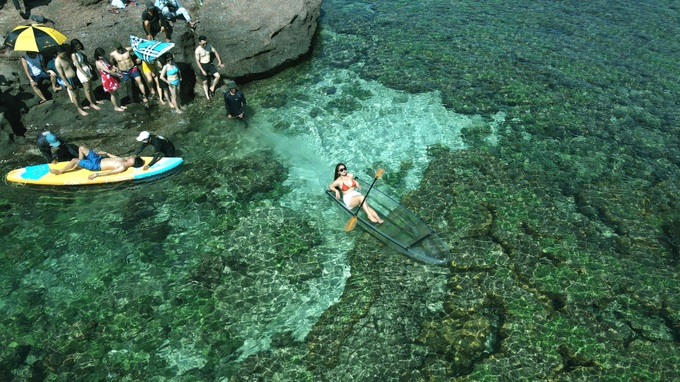 Chèo thuyền kayak trong suốt độc lạ ở nơi là thiên đường biển Việt Nam - 5