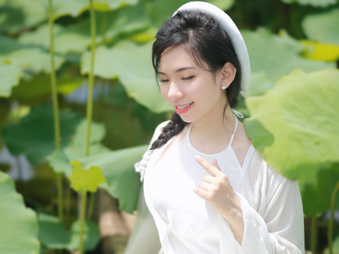 Á khôi Diễm Anh yêu kiều đọ sắc với sen đầu mùa - 2