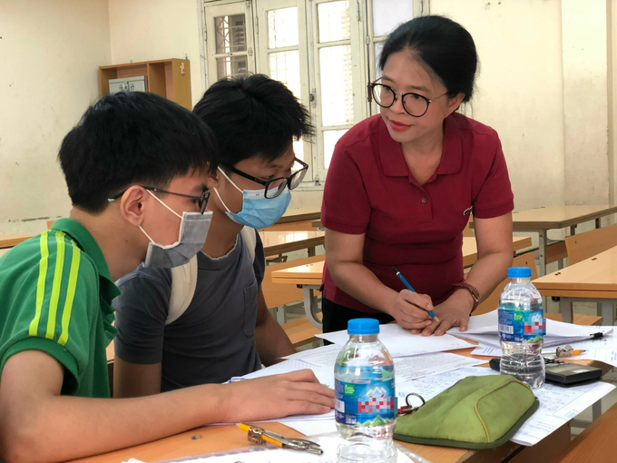 Một học sinh lớp 8 được phép chép bài giúp đàn anh tại kỳ thi lớp 10 - 2 Một học sinh lớp 8 được phép chép bài giúp đàn anh tại kỳ thi lớp 10 - 2