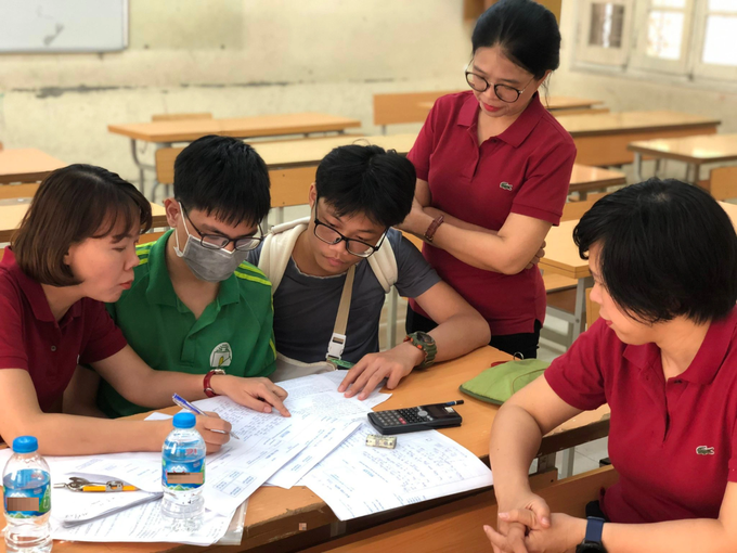 Một học sinh lớp 8 được phép chép bài giúp đàn anh tại kỳ thi lớp 10 - 3 Một học sinh lớp 8 được phép chép bài giúp đàn anh tại kỳ thi lớp 10 - 3