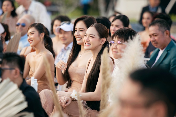 Minh Hằng bật khóc, hôn chồng doanh nhân trong đám cưới xa hoa