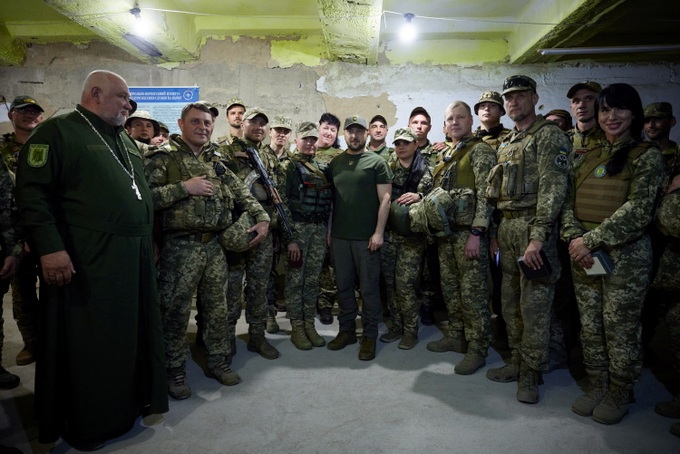 Tổng thống Zelensky ra tiền tuyến, tuyên bố Ukraine sẽ chiến thắng - 5