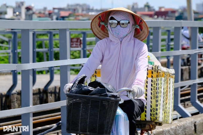 Nắng nóng như đổ lửa, người Hà Nội hạ nhiệt dưới gầm cầu, gốc cây - 1