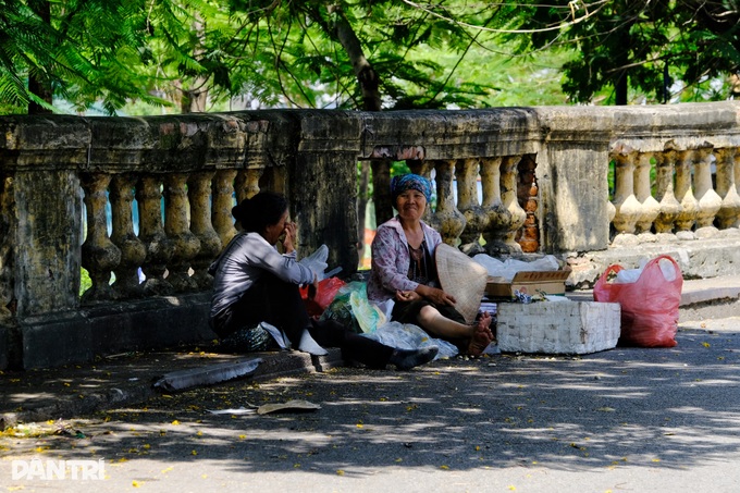 Nắng nóng như đổ lửa, người Hà Nội hạ nhiệt dưới gầm cầu, gốc cây - 9 Nắng nóng như đổ lửa, người Hà Nội hạ nhiệt dưới gầm cầu, gốc cây - 9