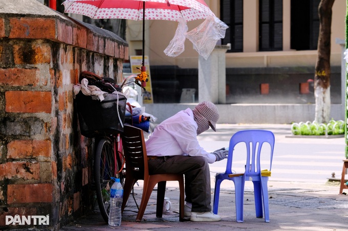 Nắng nóng như đổ lửa, người Hà Nội hạ nhiệt dưới gầm cầu, gốc cây - 8 Nắng nóng như đổ lửa, người Hà Nội hạ nhiệt dưới gầm cầu, gốc cây - 8