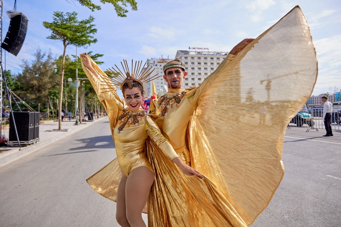 Du khách cháy hết mình với những vũ điệu nóng bỏng tại Carnival Sầm Sơn - 8