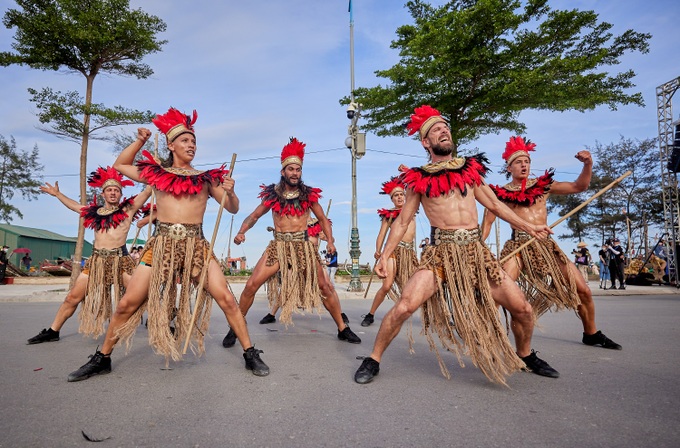Du khách cháy hết mình với những vũ điệu nóng bỏng tại Carnival Sầm Sơn - 4