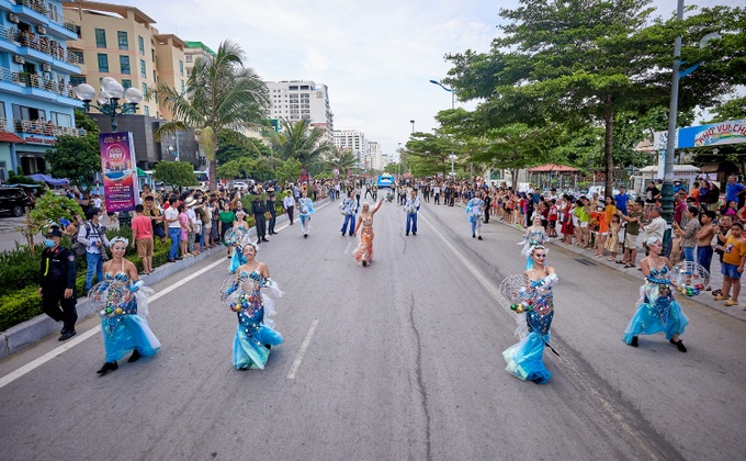 Du khách cháy hết mình với những vũ điệu nóng bỏng tại Carnival Sầm Sơn - 11