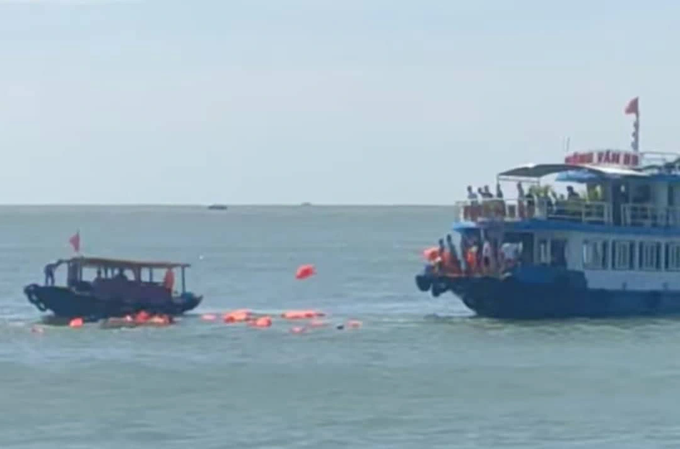 Chìm tàu trên vịnh Lan Hạ, 12 người rơi xuống biển, một nữ du khách tử vong - 1 Chìm tàu trên vịnh Lan Hạ, 12 người rơi xuống biển, một nữ du khách tử vong - 1