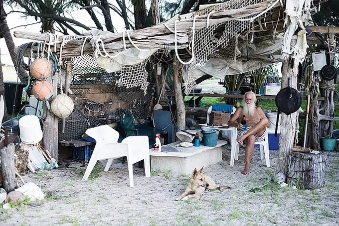 Hoàn cảnh đáng thương của triệu phú phá sản sống một mình trên hoang đảo - 4