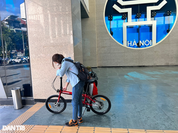 Giá xăng tăng, dân công sở ở Hà Nội đạp xe đi làm, thay ô tô bằng tàu điện - 4 Giá xăng tăng, dân công sở ở Hà Nội đạp xe đi làm, thay ô tô bằng tàu điện - 4