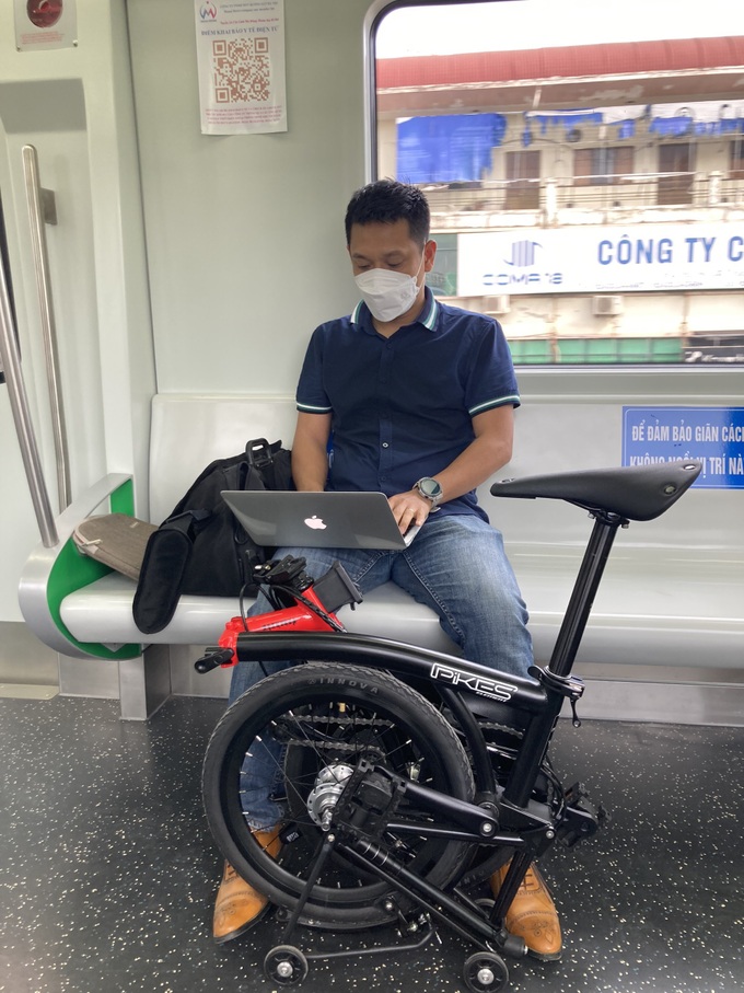 Giá xăng tăng, dân công sở ở Hà Nội đạp xe đi làm, thay ô tô bằng tàu điện - 3 Giá xăng tăng, dân công sở ở Hà Nội đạp xe đi làm, thay ô tô bằng tàu điện - 3