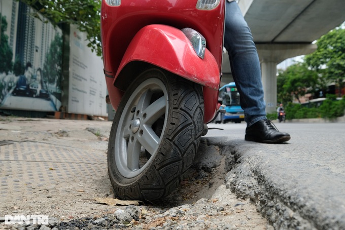 Đường dưới chân dự án Nhổn - ga Hà Nội nát sau khi được hoàn trả - 4 Đường dưới chân dự án Nhổn - ga Hà Nội nát sau khi được hoàn trả - 4
