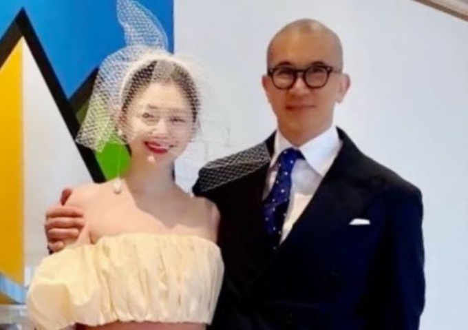 Hé lộ ảnh cưới hiếm hoi của Từ Hy Viên và chồng mới - 1 Hé lộ ảnh cưới hiếm hoi của Từ Hy Viên và chồng mới - 1