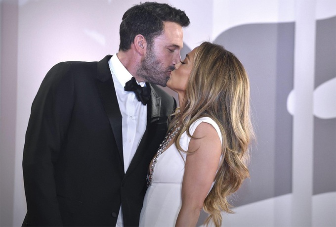 Jennifer Lopez tình tứ hôn Ben Affleck tại trường quay - 2