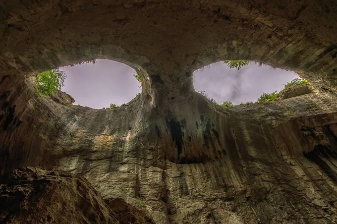 Đôi mắt khổng lồ kỳ bí dõi theo bước chân người khi bước vào hang động - 1