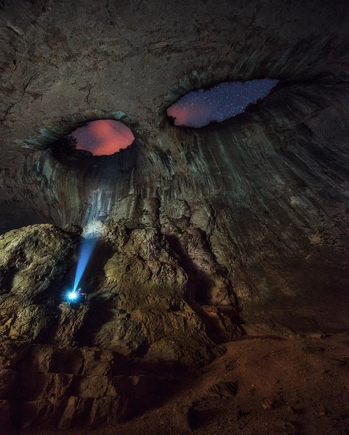 Đôi mắt khổng lồ kỳ bí dõi theo bước chân người khi bước vào hang động - 2