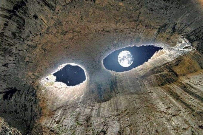Đôi mắt khổng lồ kỳ bí dõi theo bước chân người khi bước vào hang động - 3