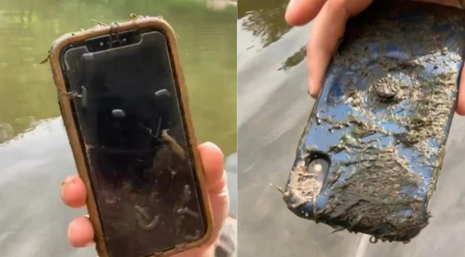 Chiếc iPhone XR bị dính đầy bùn và rêu sau 10 tháng chìm dưới đáy sông (Ảnh: Miguel Pachaco).
