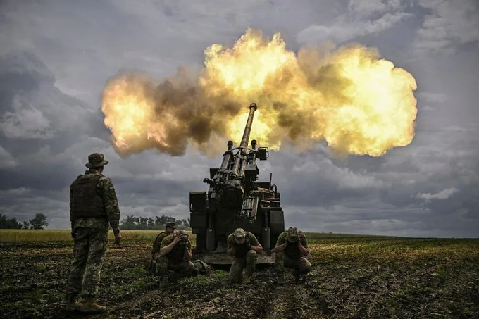 Hỏa lực Nga áp đảo, Tổng thống Ukraine nói xung đột Donbass như địa ngục - 1