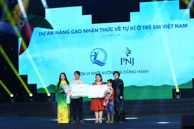 Dàn sao Việt chung tay lan tỏa yêu thương đến trẻ em tự kỷ - 2 Dàn sao Việt chung tay lan tỏa yêu thương đến trẻ em tự kỷ - 2