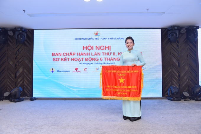 Công ty Truyền thông Rồng Tiên Sa nhận cờ thi đua của UBND TP Đà Nẵng