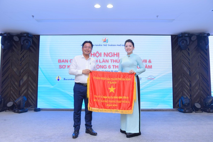 Công ty Truyền thông Rồng Tiên Sa nhận cờ thi đua của UBND TP Đà Nẵng