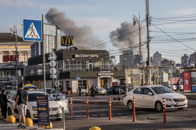 Thủ đô Kiev rung chuyển vì vụ tập kích tên lửa của quân đội Nga - 1