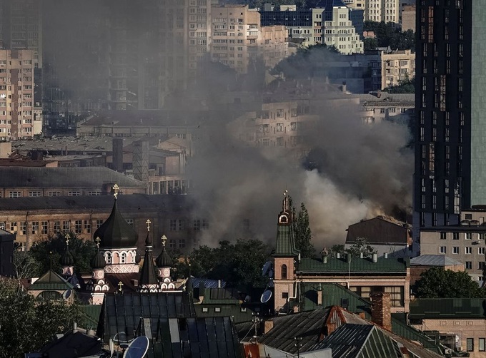 Nổ lớn ở Kiev, Ukraine hối thúc người dân sơ tán khẩn cấp - 1