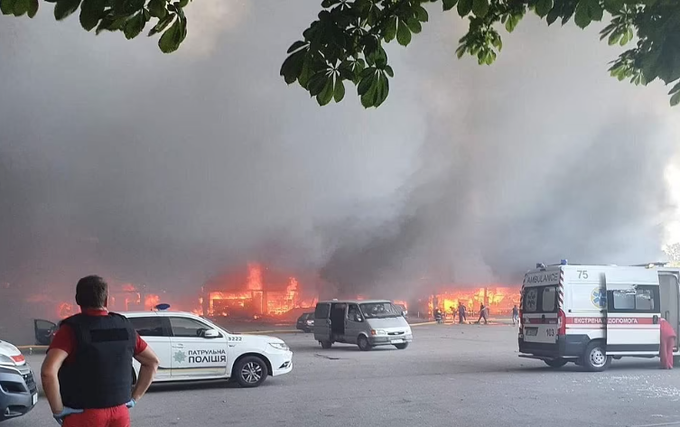 Trung tâm thương mại Ukraine chìm trong biển lửa sau đòn tập kích tên lửa - 3