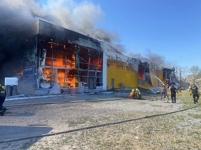 Trung tâm thương mại Ukraine chìm trong biển lửa sau đòn tập kích tên lửa - 1