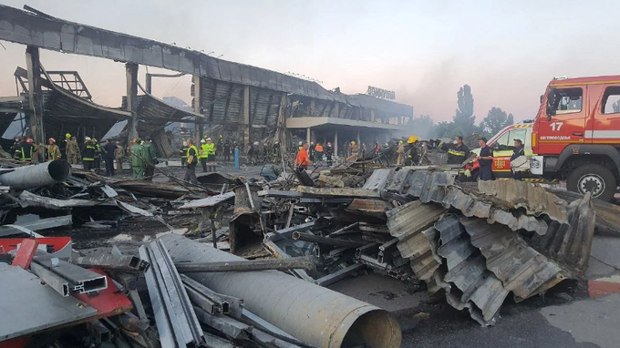 Trung tâm thương mại Ukraine chìm trong biển lửa sau đòn tập kích tên lửa - 8