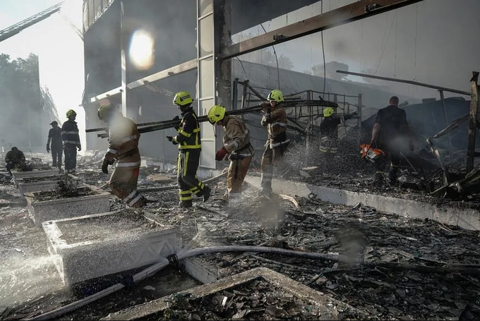 Trung tâm thương mại Ukraine chìm trong biển lửa sau đòn tập kích tên lửa - 7