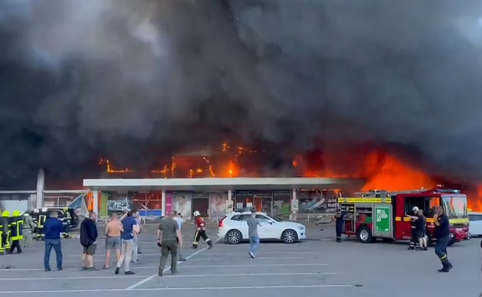 Trung tâm thương mại Ukraine chìm trong biển lửa sau đòn tập kích tên lửa - 2